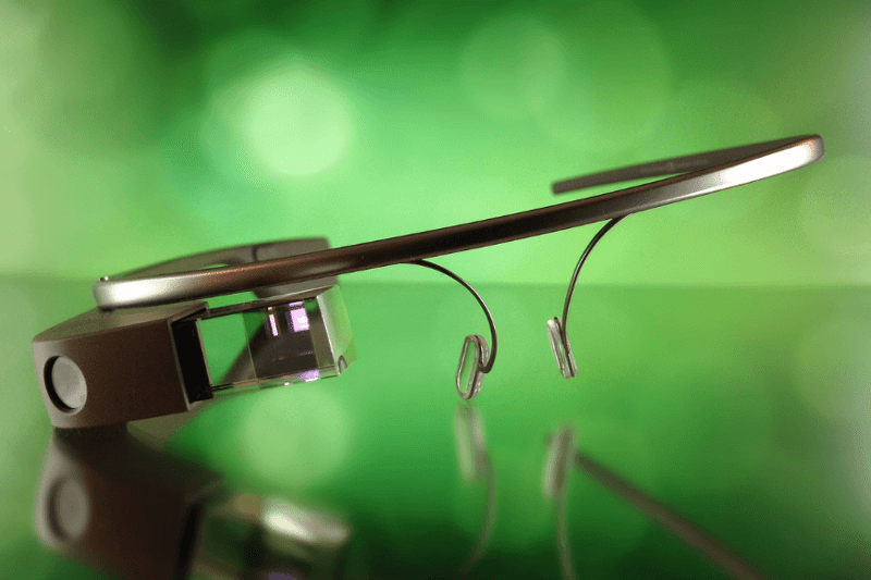 Die erste Google Brille ist vor einem weißen Hintergrund zu sehen